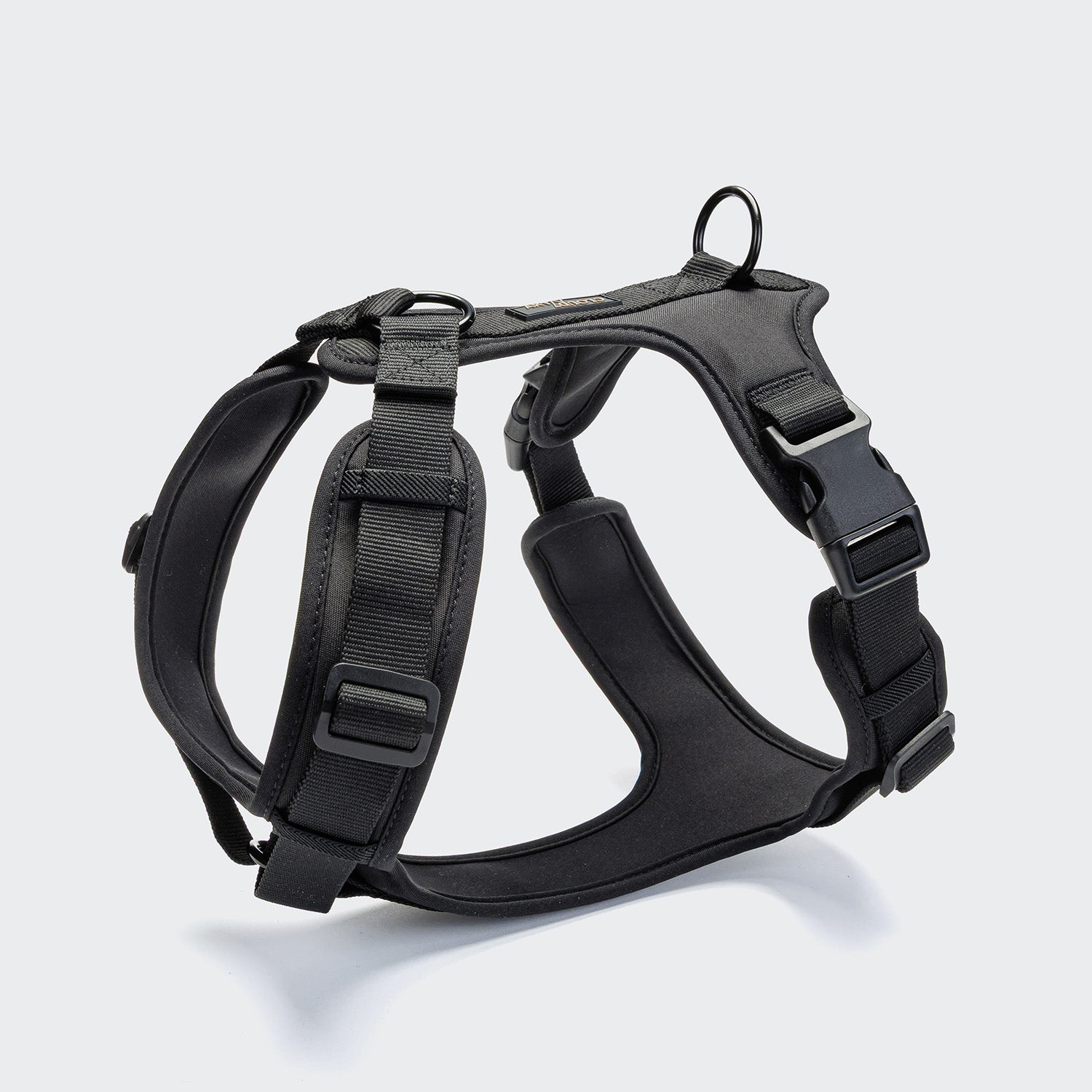 CLOUD7_ Das Y-3 Geschirr AKTIV Softshell Black ist ein schwarzes Neopren-Hundegeschirr mit ergonomischer Passform, verstellbaren Riemen, seitlichen Schnallen und zwei Befestigungsringen, abgebildet auf einem schlichten hellgrauen Hintergrund.