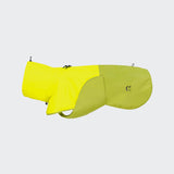 CLOUD7_ Der Hunderegenmantel AKTIV Neon Green/Light Olive ist ein wasserdichter Hunderegenmantel in leuchtendem Gelb und Lindgrün mit hohem Halsausschnitt, verstellbaren Trägern und reflektierenden Details, abgebildet auf einem einfarbigen hellgrauen Hintergrund.