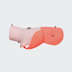 CLOUD7_ Der Hunderegenmantel AKTIV Peach/Neon Pink ist ein zweifarbiger Hunderegenmantel in hellem Pink und leuchtender Koralle mit hohem Kragen, Unterbauchgurt, kleinem Seitenlogo und reflektierenden Details, abgebildet auf einem schlichten hellen Hintergrund.