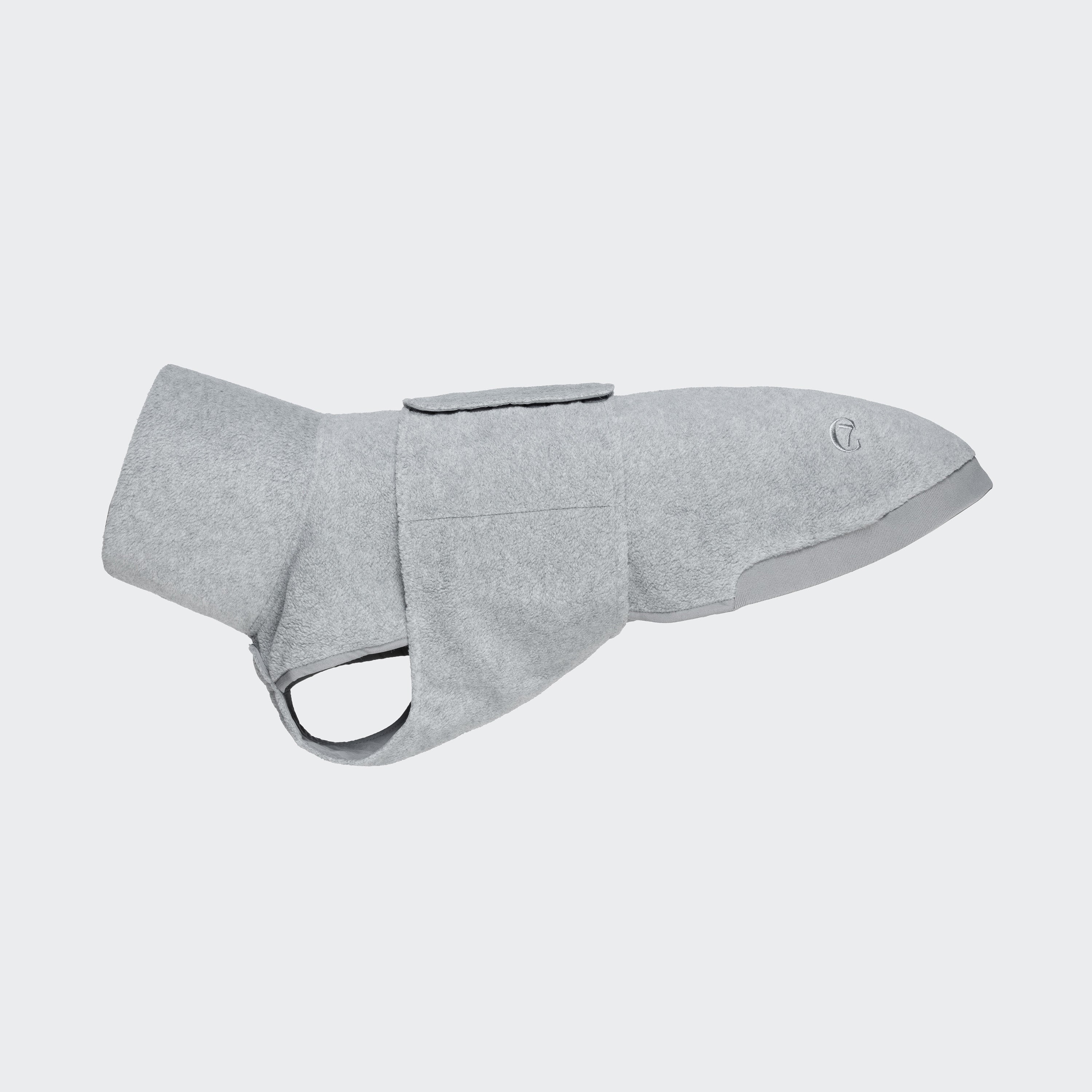 CLOUD7_ Der Hundepullover Fleece Derby Light Grey hat einen hohen Kragen, einen verstellbaren Klettverschluss und Öffnungen für Hals und Beine. Er ist aus recyceltem Fleece gefertigt und bietet Wärme und Komfort mit einem kleinen gestickten Logo.