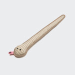 CLOUD7_ Das Hundespielzeug Schlange Smilla ist ein beigefarbenes, plüschiges, schlangenförmiges Spielzeug mit schwarzen Streifen, gestickten Augen, einer rosa Zunge und einem Quietscher - perfekt und robust für verspielte Welpen.