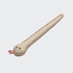 CLOUD7_ Das Hundespielzeug Schlange Smilla ist ein beigefarbenes, plüschiges, schlangenförmiges Spielzeug mit schwarzen Streifen, gestickten Augen, einer rosa Zunge und einem Quietscher - perfekt und robust für verspielte Welpen.
