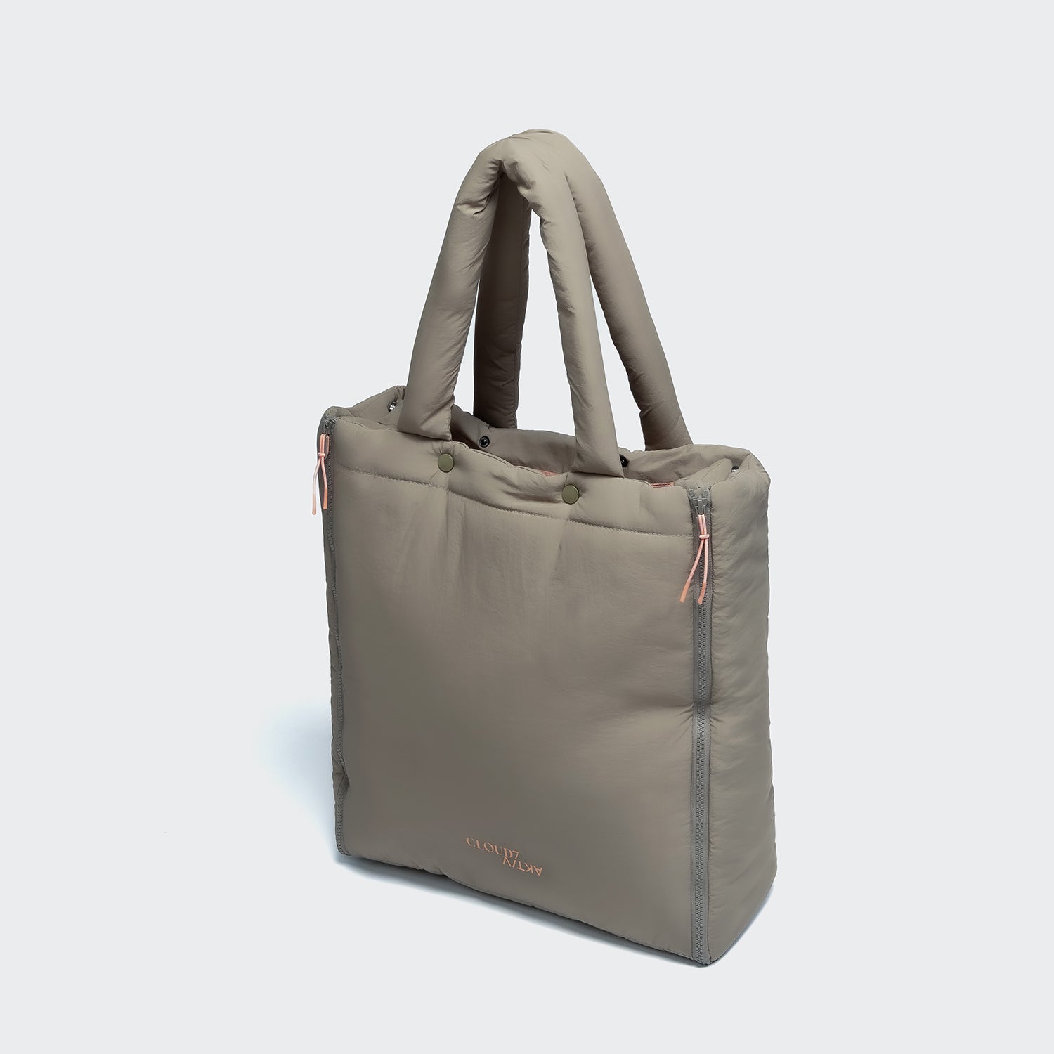 CLOUD7_ The Hundereisebett & Tote Bag AKTIV Puffer Khaki/Peach is a soft, light tote with padded handles, front zipper pockets, gold logo detail, and a modern minimalist design—ideal for stylish pet travel.