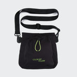 CLOUD7_ Der Leckerlibeutel AKTIV Black ist eine kleine schwarze Crossbody-Tasche für Hunde mit schwarzem, verstellbarem Riemen, neongrünem Kordelzugverschluss und dem Aufdruck "CLOUDY" in Neongrün auf der Vorderseite - Teil unserer AKTIV Kollektion.