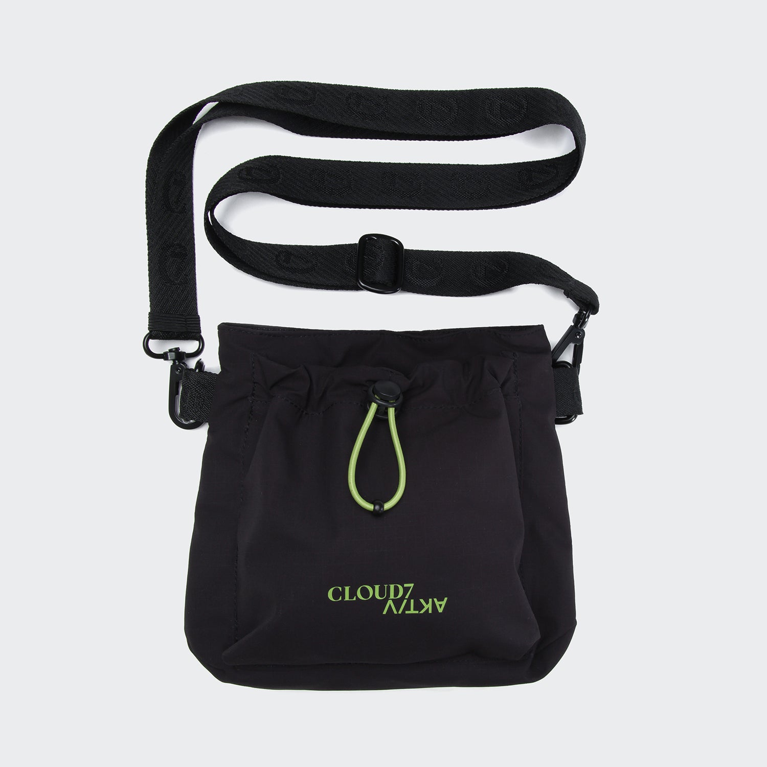 CLOUD7_ Der Leckerlibeutel AKTIV Black ist eine kleine schwarze Crossbody-Tasche für Hunde mit schwarzem, verstellbarem Riemen, neongrünem Kordelzugverschluss und dem Aufdruck "CLOUDY" in Neongrün auf der Vorderseite - Teil unserer AKTIV Kollektion.