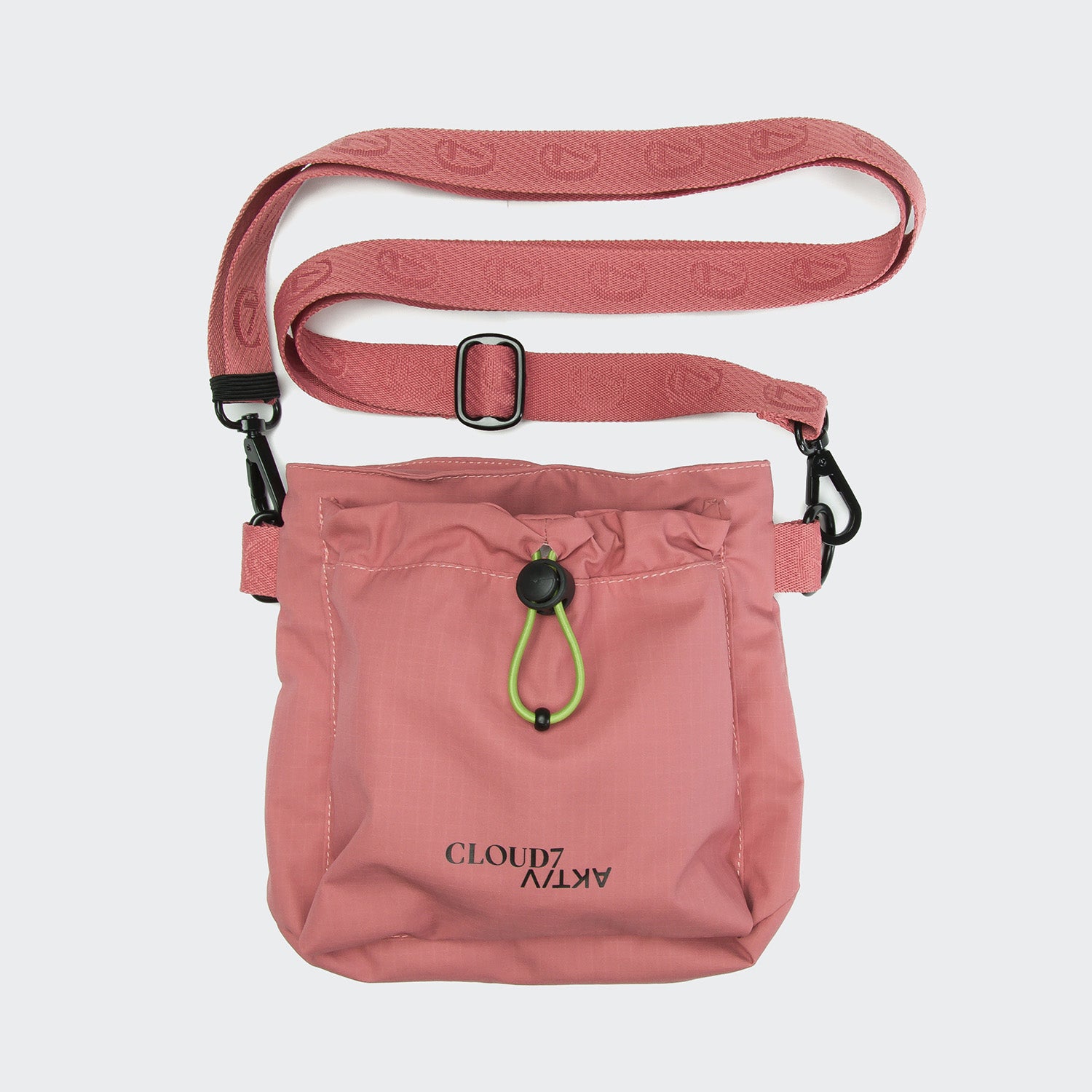 CLOUD7_ Ein kompakter Leckerlibeutel AKTIV Dusty Peach mit verstellbarem Gurt, schwarzen Kunststoffclips, grünem Kordelzug und schwarzem CLOUD7-Logo - perfekt als stylische Hundetrainingstasche.