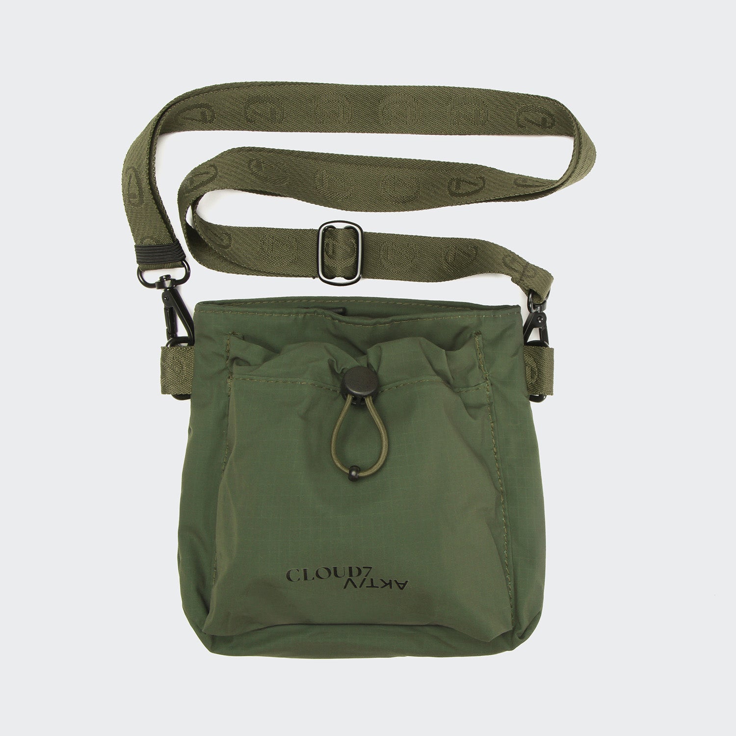 CLOUD7_ Der Leckerlibeutel AKTIV Olive ist eine olivgrüne Crossbody-Tasche mit einem verstellbaren Riemen, einer Vordertasche mit Kordelzug und einem CLOUD7-Branding auf der Vorderseite. Sie ist Teil der AKTIV Kollektion und wird vor einem schlichten, hellen Hintergrund gezeigt.
