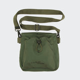 CLOUD7_ Der Leckerlibeutel AKTIV Olive ist eine olivgrüne Crossbody-Tasche mit einem verstellbaren Riemen, einer Vordertasche mit Kordelzug und einem CLOUD7-Branding auf der Vorderseite. Sie ist Teil der AKTIV Kollektion und wird vor einem schlichten, hellen Hintergrund gezeigt.