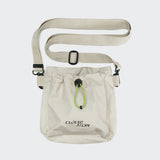 CLOUD7_ Der Leckerlibeutel AKTIV Sand ist eine beigefarbene Crossbody-Leckerlitasche mit verstellbarem Gurt, schwarzem Clip, grünem Kordelzugverschluss und CLOUD7-Branding - ideal als Hundetrainingstasche für den Transport von Leckerlis bei Spaziergängen.