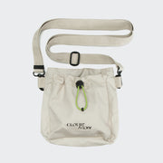 CLOUD7_ Der Leckerlibeutel AKTIV Sand ist eine beigefarbene Crossbody-Leckerlitasche mit verstellbarem Gurt, schwarzem Clip, grünem Kordelzugverschluss und CLOUD7-Branding - ideal als Hundetrainingstasche für den Transport von Leckerlis bei Spaziergängen.