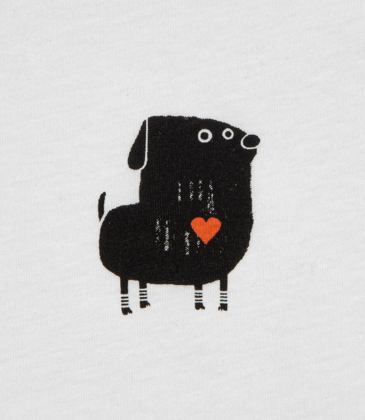 CLOUD7_ Eine einfache Illustration eines schwarzen Hundes mit weißen Beinen, einem kleinen Schwanz und einem roten Herz an der Seite vor einem schlichten weißen Hintergrund.