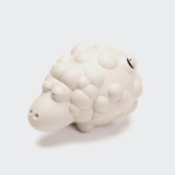 CLOUD7_ Das Kau- & Apportierspielzeug Schaf Meryl Off-White ist ein weißes Hundespielzeug im Cartoon-Stil mit einem holprigen Körper und einem verschlafenen Gesicht, hergestellt aus Naturkautschuk - perfekt als Kau- oder Apportierspielzeug für Hunde. Abgebildet auf einfarbig weißem Hintergrund.
