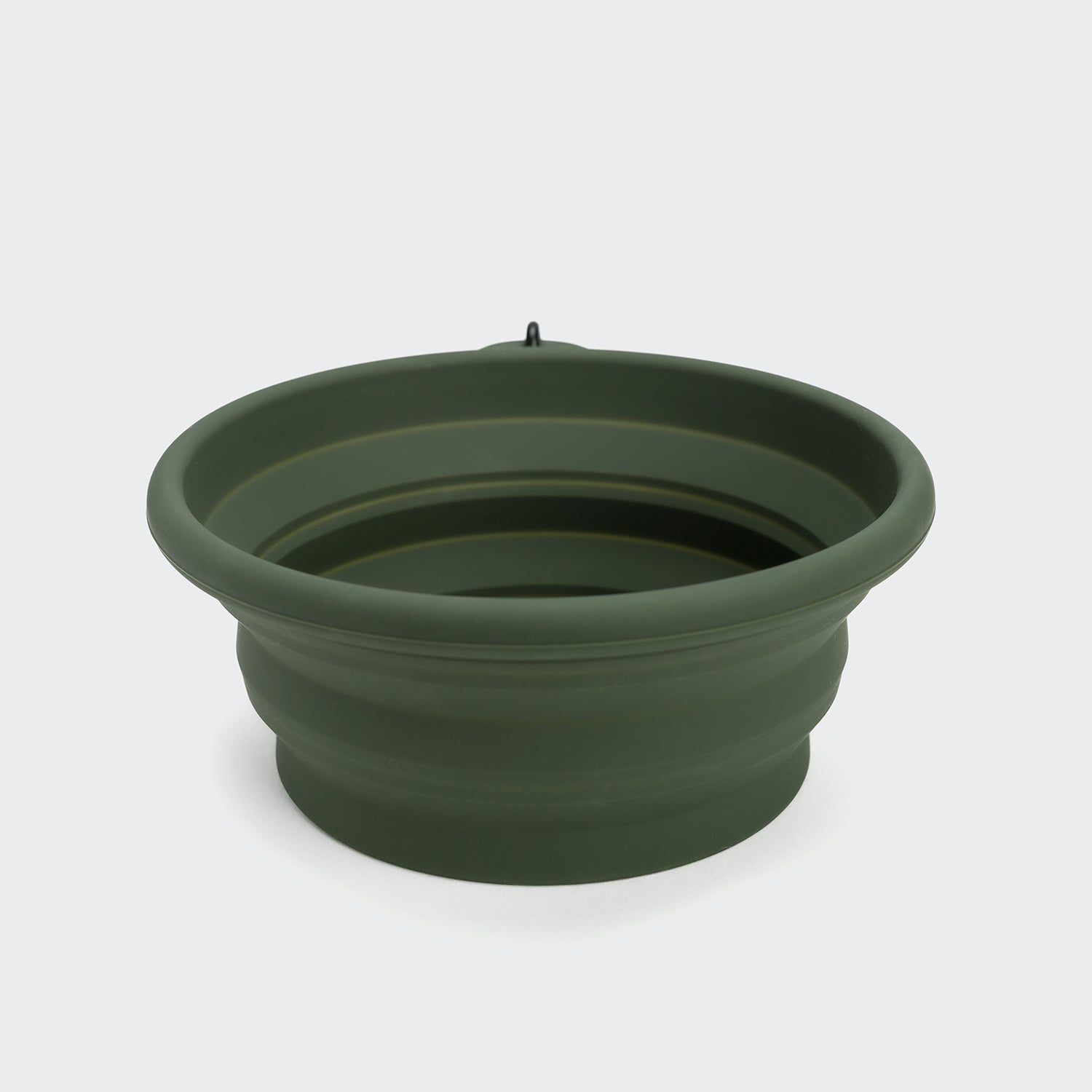 CLOUD7_ Der Faltbarer Reisenapf AKTIV Dark Olive aus Silikon mit geriffeltem Rand ist in ausgeklapptem Zustand vor hellem, grauem Hintergrund zu sehen - perfekt als Hundenapf für unterwegs.