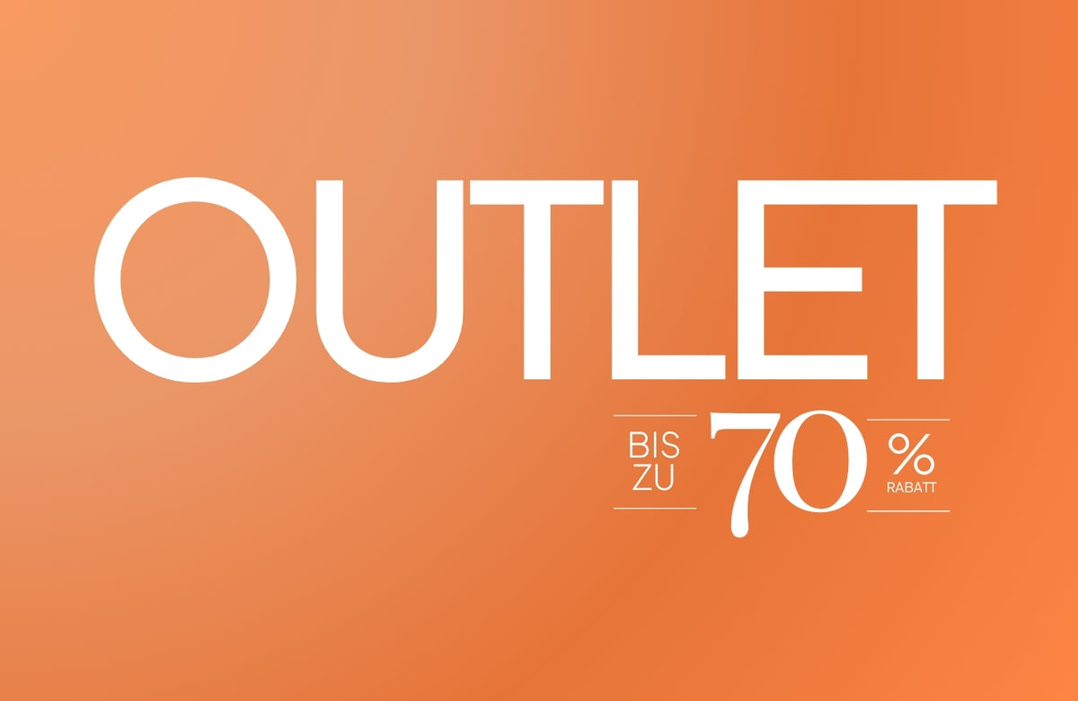 CLOUD7_ Auf orangefarbenem Hintergrund steht in weißer Schrift: „OUTLET Bis zu 70 % Rabatt“, was auf einen Rabatt von bis zu 70 % hinweist.