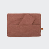 CLOUD7_ Eine rechteckige, strukturierte Wechselbezug Sleepy Linen-Mix Faded Rose Mélange Laptoptasche mit einer Vordertasche und einer teilweise geöffneten Klappe, die die Tasche zeigt. Sie hat ein kleines braunes Etikett auf der rechten Seite und ist vor einem hellgrauen Hintergrund angebracht.