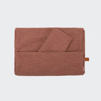 CLOUD7_ Eine rechteckige, strukturierte Wechselbezug Sleepy Linen-Mix Faded Rose Mélange Laptoptasche mit einer Vordertasche und einer teilweise geöffneten Klappe, die die Tasche zeigt. Sie hat ein kleines braunes Etikett auf der rechten Seite und ist vor einem hellgrauen Hintergrund angebracht.