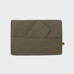 CLOUD7_ Der Wechselbezug Sleepy Linen-Mix Taupe Mélange ist eine Laptoptasche aus braunem Stoff mit einer diagonalen Frontklappe und einem kleinen Lederanhänger. Sie ist mit dem für Cloud7 Hundebetten charakteristischen Linen-Mix strukturiert, der auf einem schlichten, hellen Hintergrund abgebildet ist.