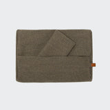 CLOUD7_ Der Wechselbezug Sleepy Linen-Mix Taupe Mélange ist eine Laptoptasche aus braunem Stoff mit einer diagonalen Frontklappe und einem kleinen Lederanhänger. Sie ist mit dem für Cloud7 Hundebetten charakteristischen Linen-Mix strukturiert, der auf einem schlichten, hellen Hintergrund abgebildet ist.