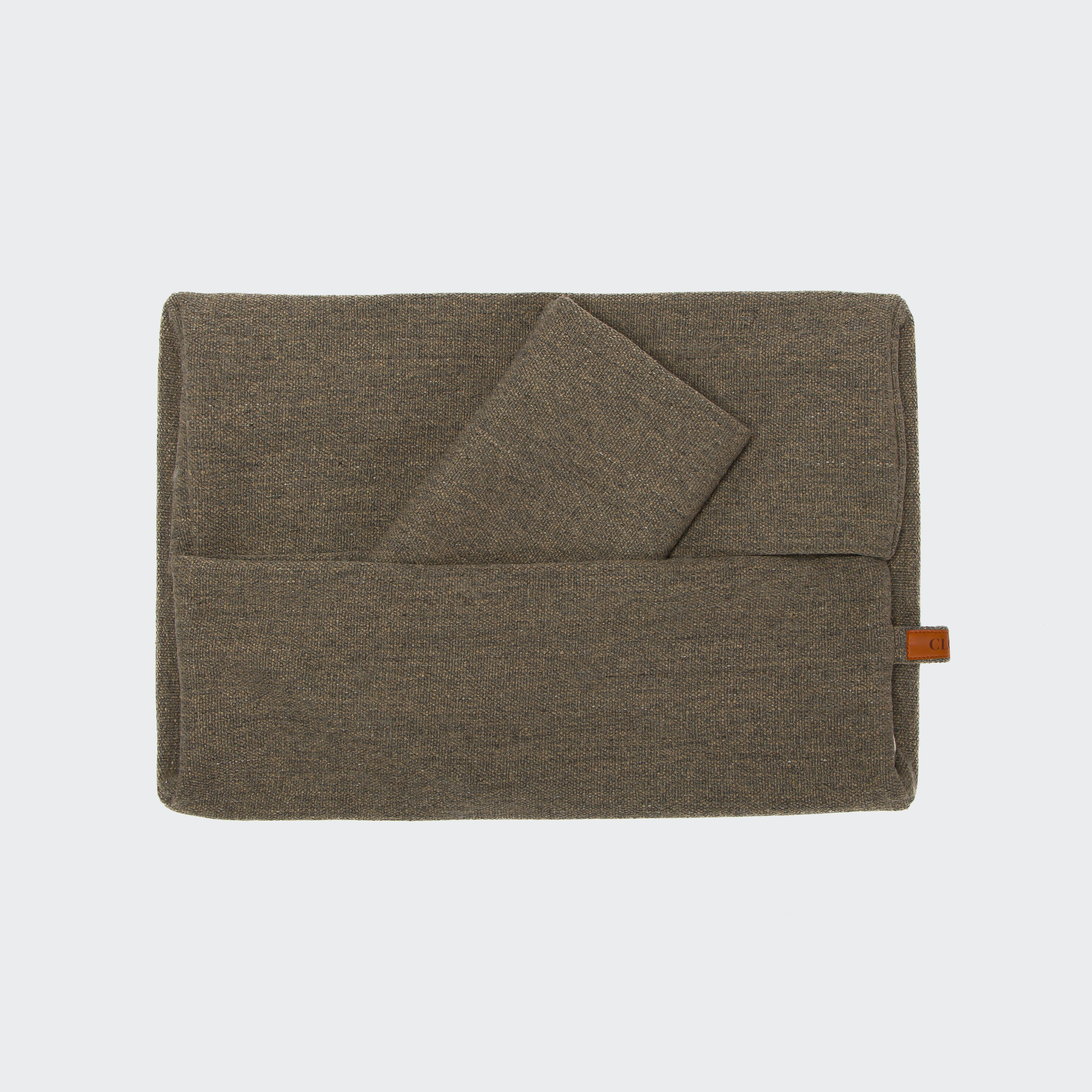 CLOUD7_ Der Wechselbezug Sleepy Linen-Mix Taupe Mélange ist eine Laptoptasche aus braunem Stoff mit einer diagonalen Frontklappe und einem kleinen Lederanhänger. Sie ist mit dem für Cloud7 Hundebetten charakteristischen Linen-Mix strukturiert, der auf einem schlichten, hellen Hintergrund abgebildet ist.