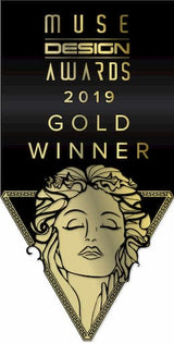 CLOUD7_ Abzeichen des Goldgewinners der Muse Design Awards 2019 mit einer stilisierten goldenen Illustration eines Frauengesichts mit wallendem Haar vor einem schwarz-goldenen Hintergrund.