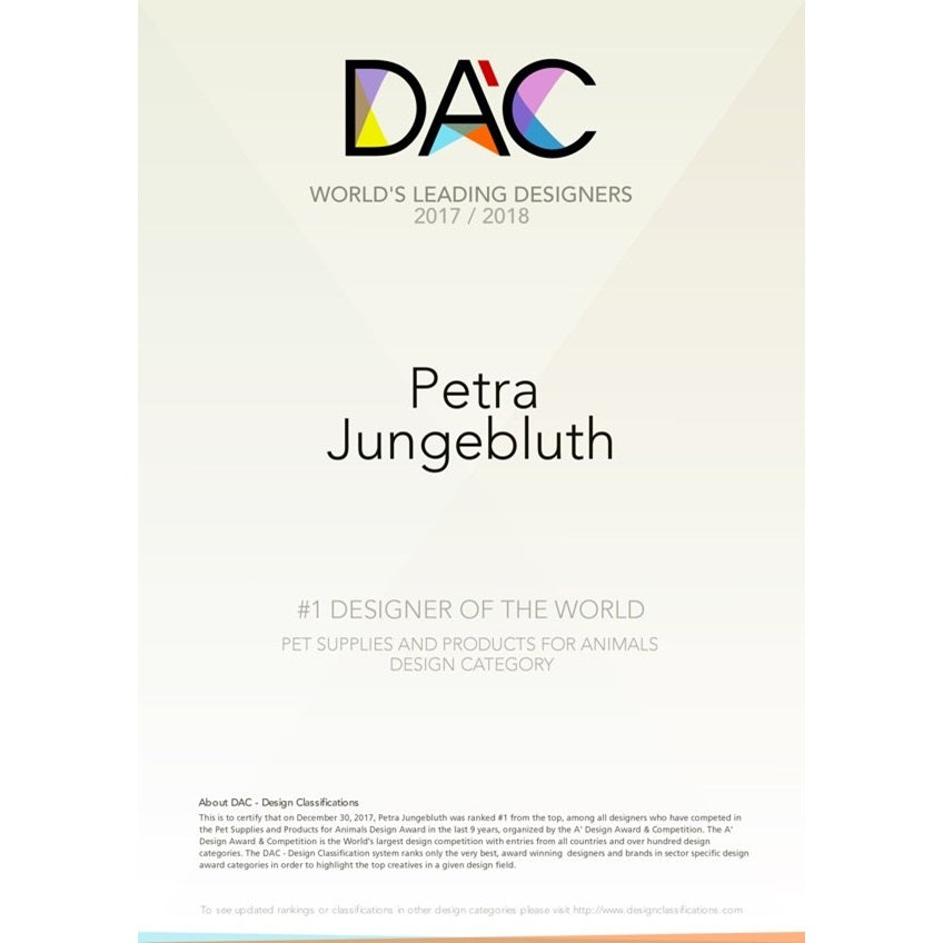CLOUD7_ Auszeichnungsurkunde für die „DAC World’s Leading Designers 2017/2018“, mit der Petra Jungebluth als weltweit führende Designerin in der Kategorie „Design von Tierbedarf und Tierprodukten“ ausgezeichnet wird.