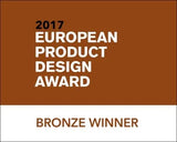 CLOUD7_ Das Logo des „European Product Design Award 2017“ auf braun-weißem Hintergrund, unten mit dem Schriftzug „BRONZE WINNER“.