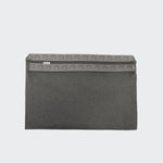 CLOUD7_ Der Outdoor Wechselbezug Siesta Light Graphite ist eine graue Laptoptasche aus Stoff mit Klappenverschluss und geometrischem Muster, mit einem kleinen rechteckigen Etikett auf der linken oberen Seite. Hergestellt aus leicht zu reinigendem, maschinenwaschbarem, wasserabweisendem Bezug. Einfarbig weißer Hintergrund.