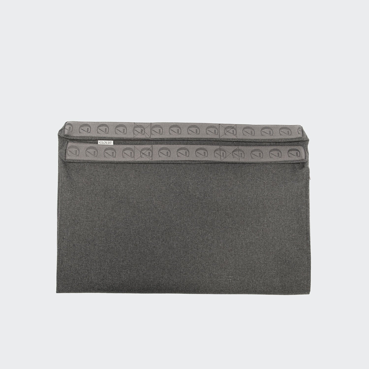 CLOUD7_ Der Outdoor Wechselbezug Siesta Light Graphite ist eine graue Laptoptasche aus Stoff mit Klappenverschluss und geometrischem Muster, mit einem kleinen rechteckigen Etikett auf der linken oberen Seite. Hergestellt aus leicht zu reinigendem, maschinenwaschbarem, wasserabweisendem Bezug. Einfarbig weißer Hintergrund.