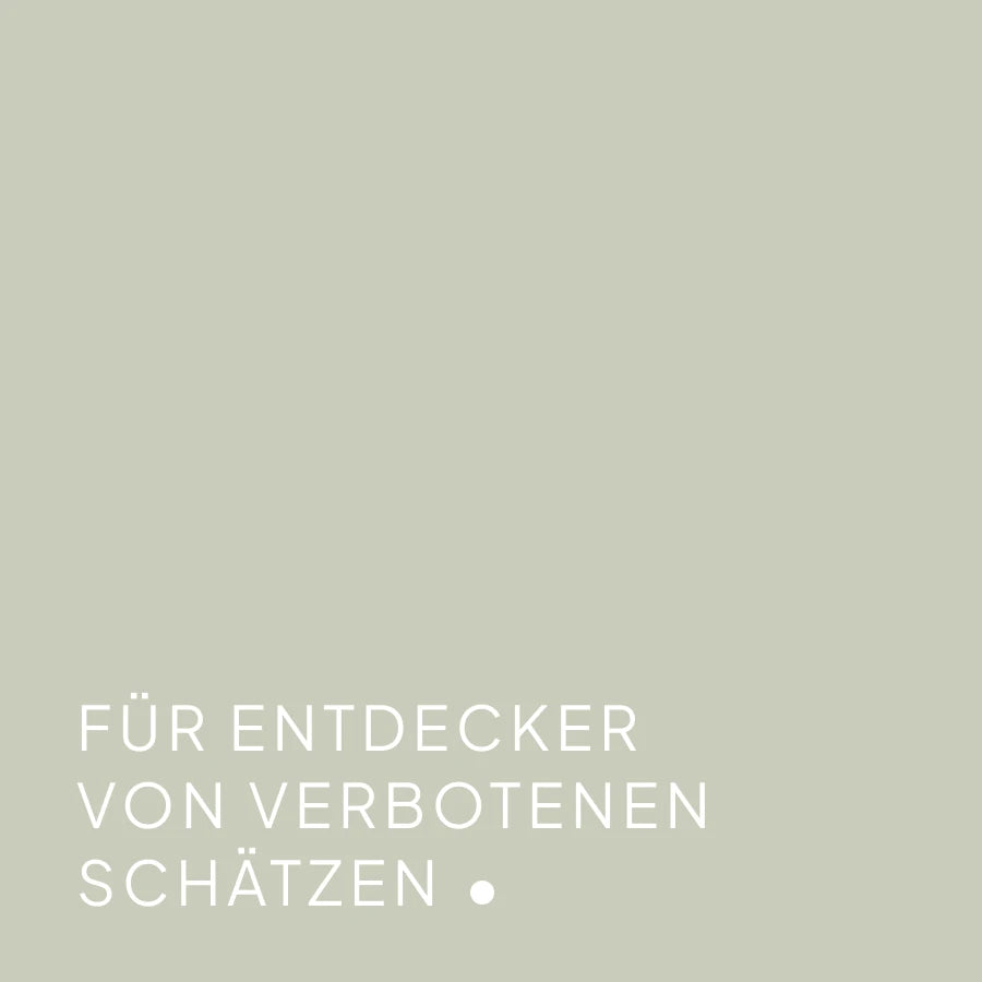 CLOUD7_ Hellgrau-grüner Hintergrund mit weißem deutschen Text in der unteren linken Ecke: FÜR ENTDECKER VON VERBOTENEN SCHÄTZEN • Es sind keine weiteren Objekte oder Bilder zu sehen.