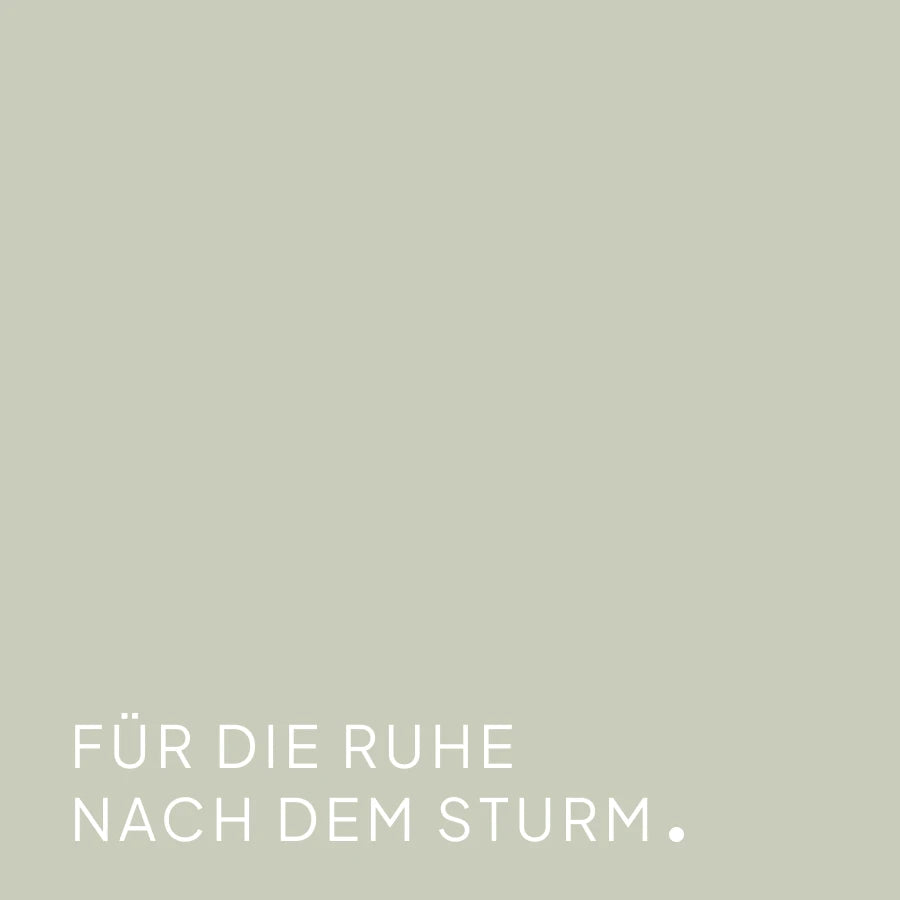 CLOUD7_ Hellgrauer Hintergrund mit weißem deutschen Text in der unteren linken Ecke: FÜR DIE RUHE NACH DEM STURM.