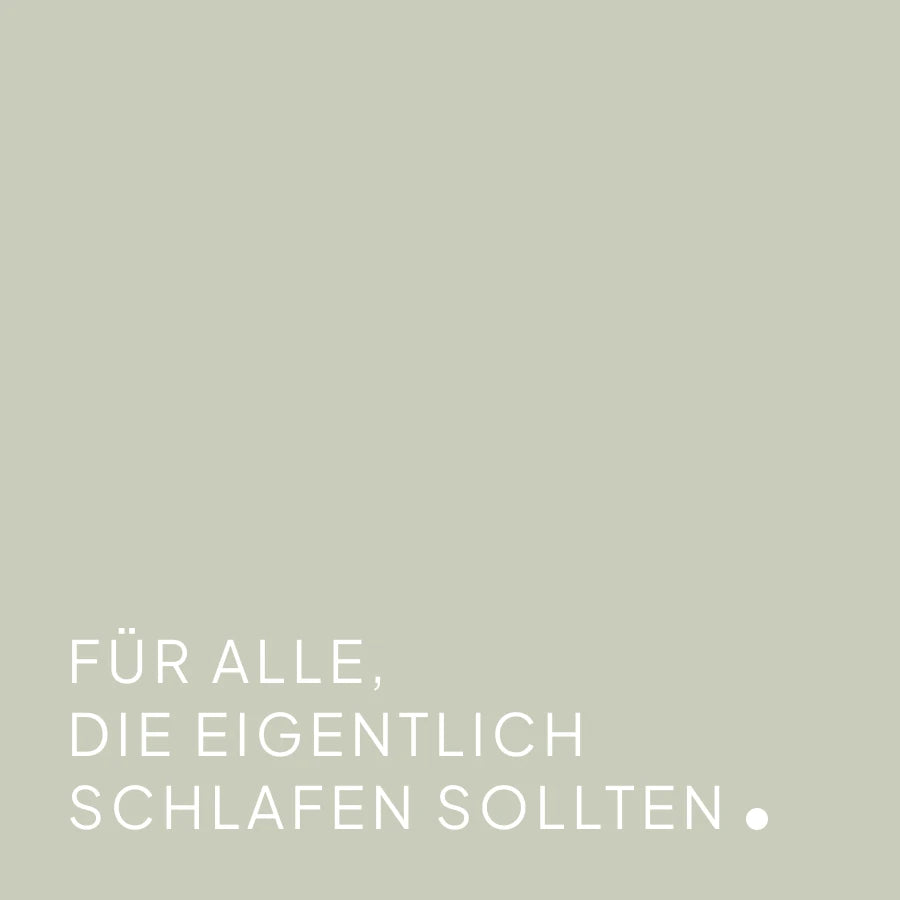 CLOUD7_ Auf hellbeigem Hintergrund steht in deutscher Sprache: FÜR ALLE, DIE EIGENTLICH SCHLAFEN SOLLTEN. Übersetzung: Für alle, die eigentlich schlafen sollten.