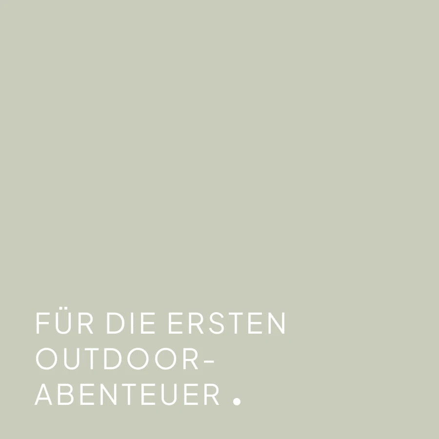 CLOUD7_ Hellgrauer Hintergrund mit weißem deutschen Text in der unteren linken Ecke: „FÜR DIE ERSTEN OUTDOOR-ABENTEUER“. Das Gesamtdesign ist minimalistisch und klar.