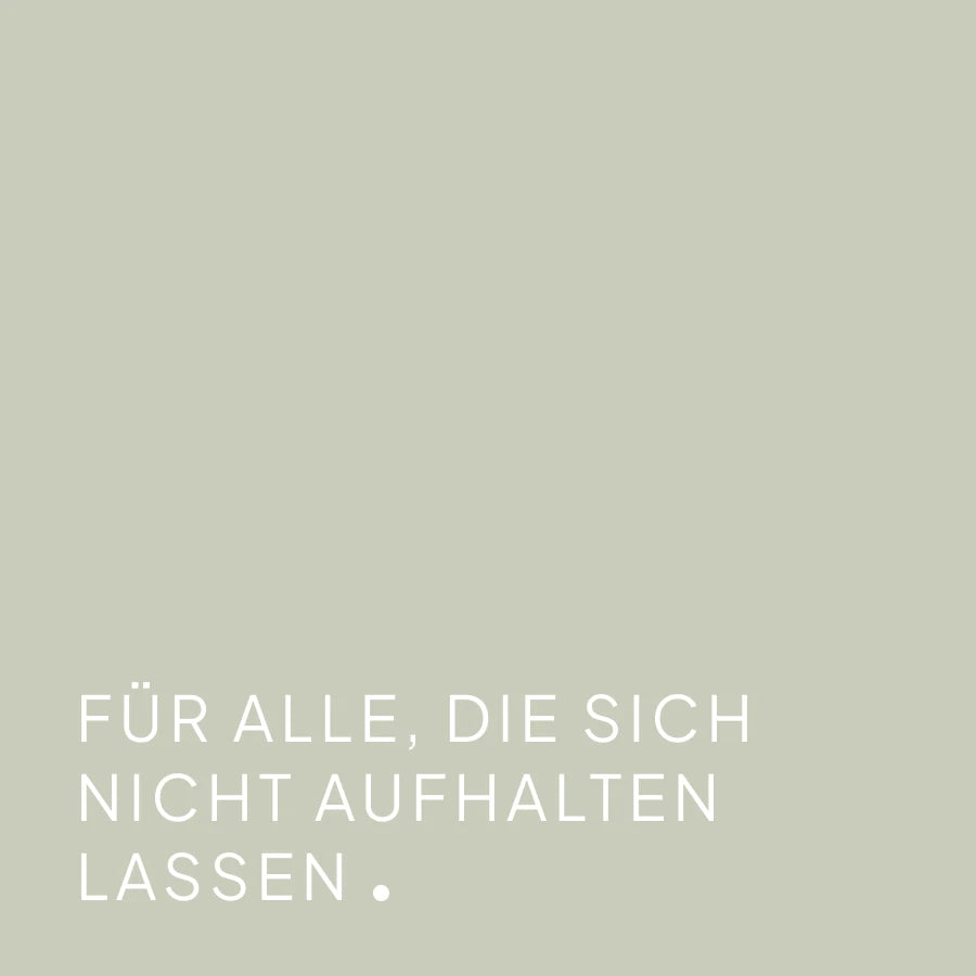CLOUD7_ Hellgrauer Hintergrund mit weißem deutschen Text in der unteren linken Ecke: „FÜR ALLE, DIE SICH NICHT AUFHALTEN LASSEN“.