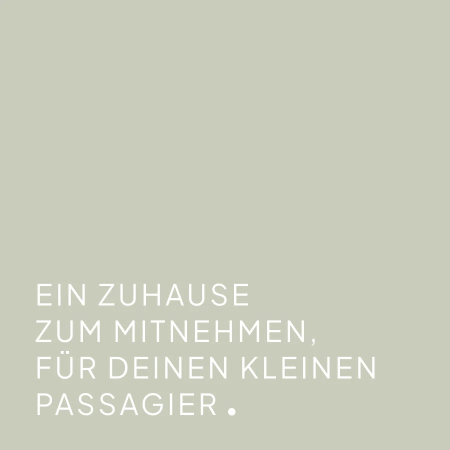 CLOUD7_ Hellgrauer Hintergrund mit deutschem Text: EIN ZUHAUSE ZUM MITNEHMEN, FÜR DEINEN KLEINEN PASSAGIER. Es sind keine weiteren Objekte oder Bilder zu sehen.