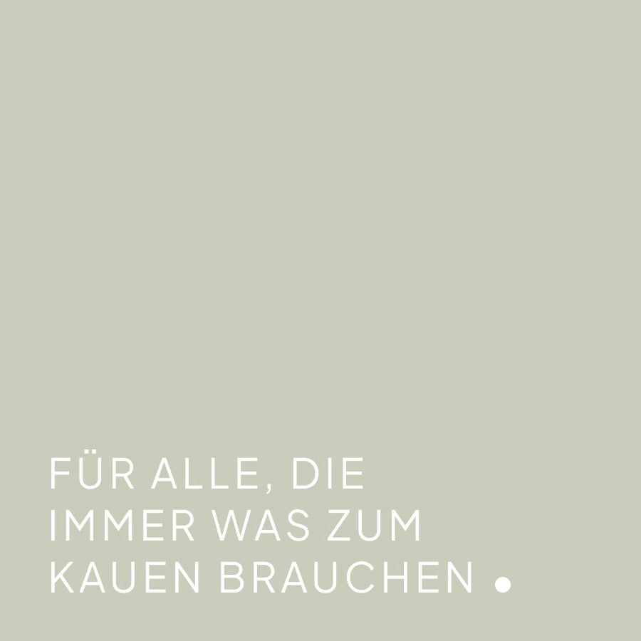 CLOUD7_ Hellgrauer Hintergrund mit weißem deutschen Text am unteren Rand: FÜR ALLE, DIE IMMER WAS ZUM KAUEN BRAUCHEN. Auf den Text folgt ein weißer Punkt.