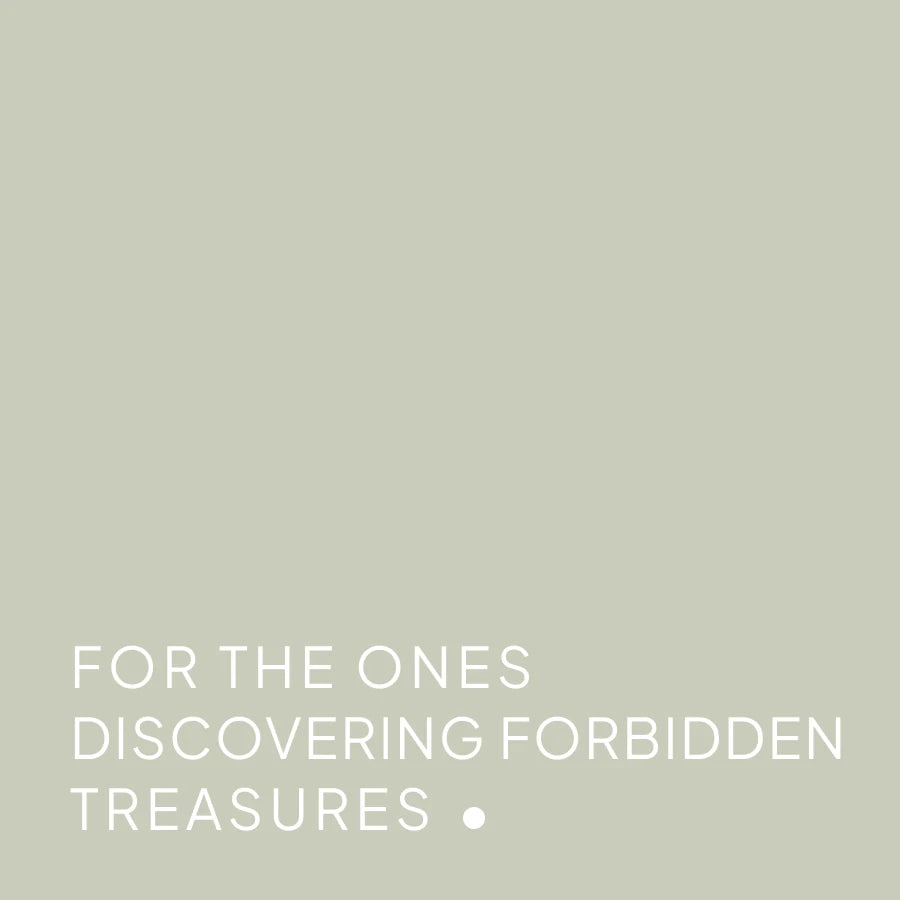 CLOUD7_ Hellgrau-grüner Hintergrund mit weißem Text: „FOR THE ONES DISCOVERING FORBIDDEN TREASURES“ • in Großbuchstaben unten links.