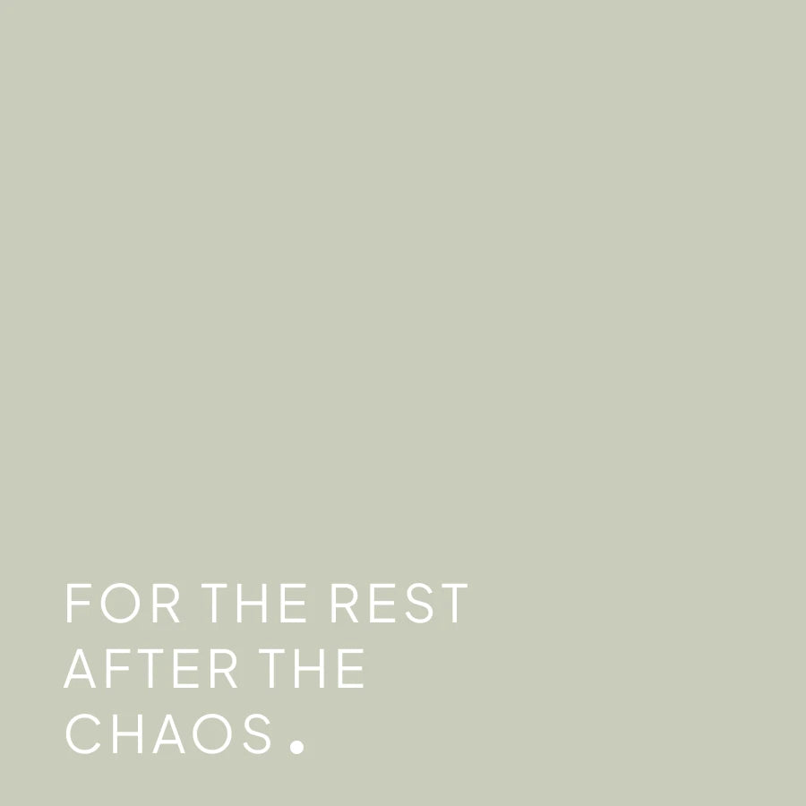 CLOUD7_ Auf einem hellbeigen Hintergrund steht in weißen Großbuchstaben der Text: „FOR THE REST AFTER THE CHAOS.“ Er befindet sich in der unteren linken Ecke.