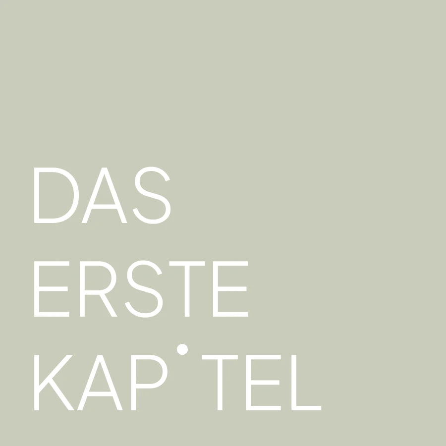CLOUD7_ Auf hellgrauem Hintergrund steht in weißer Schrift: „DAS ERSTE KAP·TEL“, wobei ein zentrierter Punkt „KAP“ und „TEL“ voneinander trennt. Das Layout ist minimalistisch und modern.
