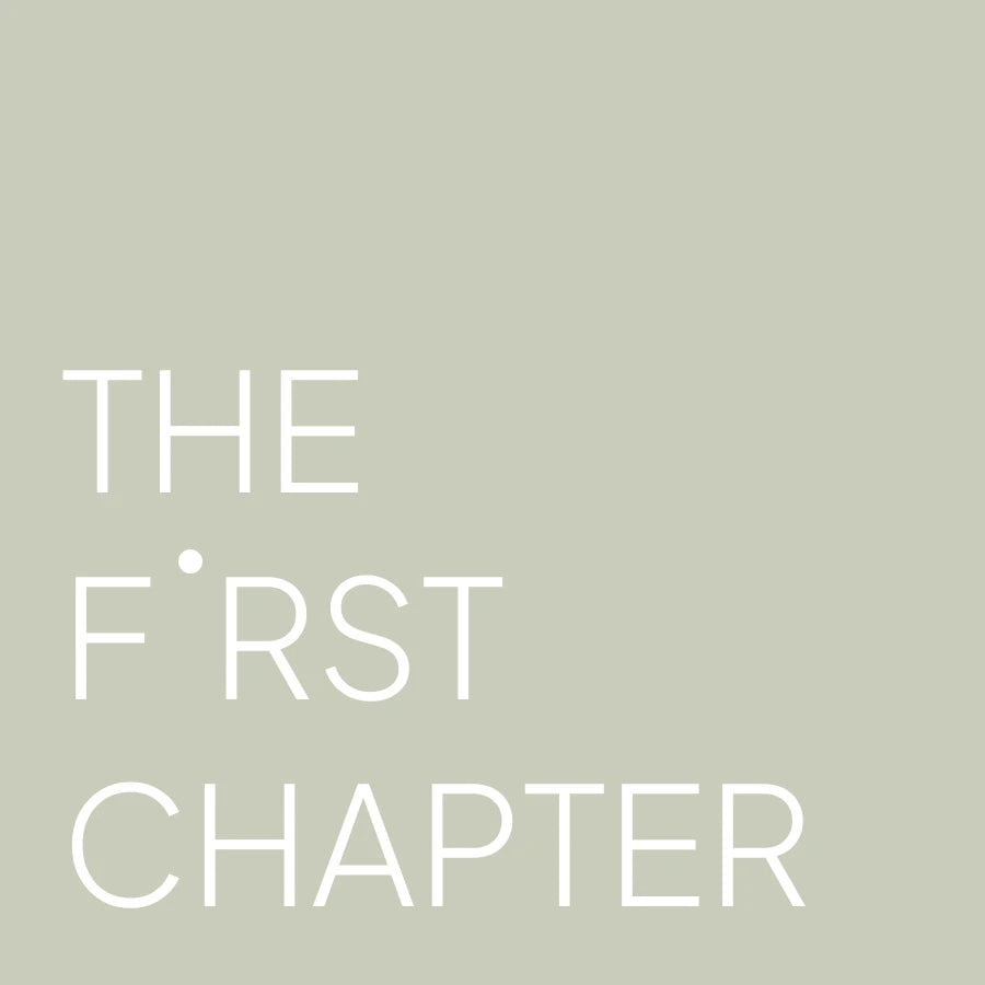 CLOUD7_ Auf hellgrauem Hintergrund steht in weißer Schrift: THE F•RST CHAPTER, wobei das „I“ in „FIRST“ durch einen zentrierten Punkt ersetzt ist. Das Design ist minimalistisch und modern.